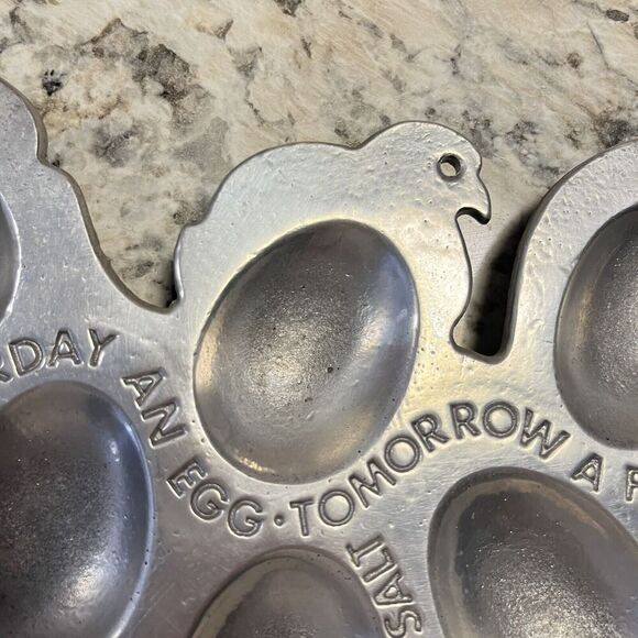 Vintage 1976 Chicken-Shaped Egg Holder - Picture 3 of 11